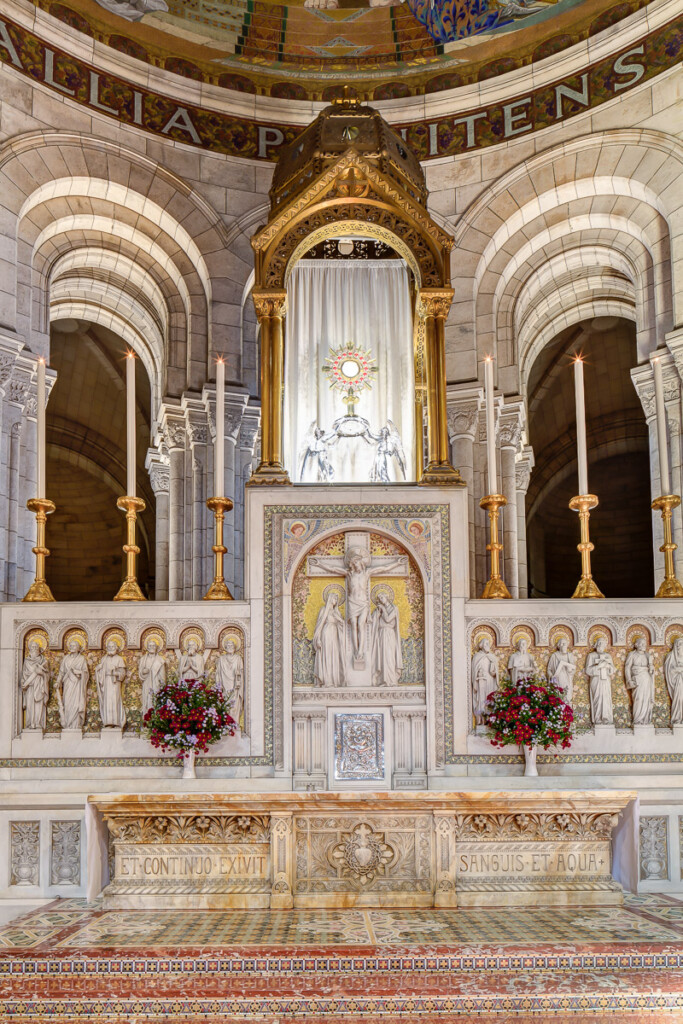 Photo de l'autel de célébration du Sacré-Cœur de Montmartre, lieu de la célébration de la messe.