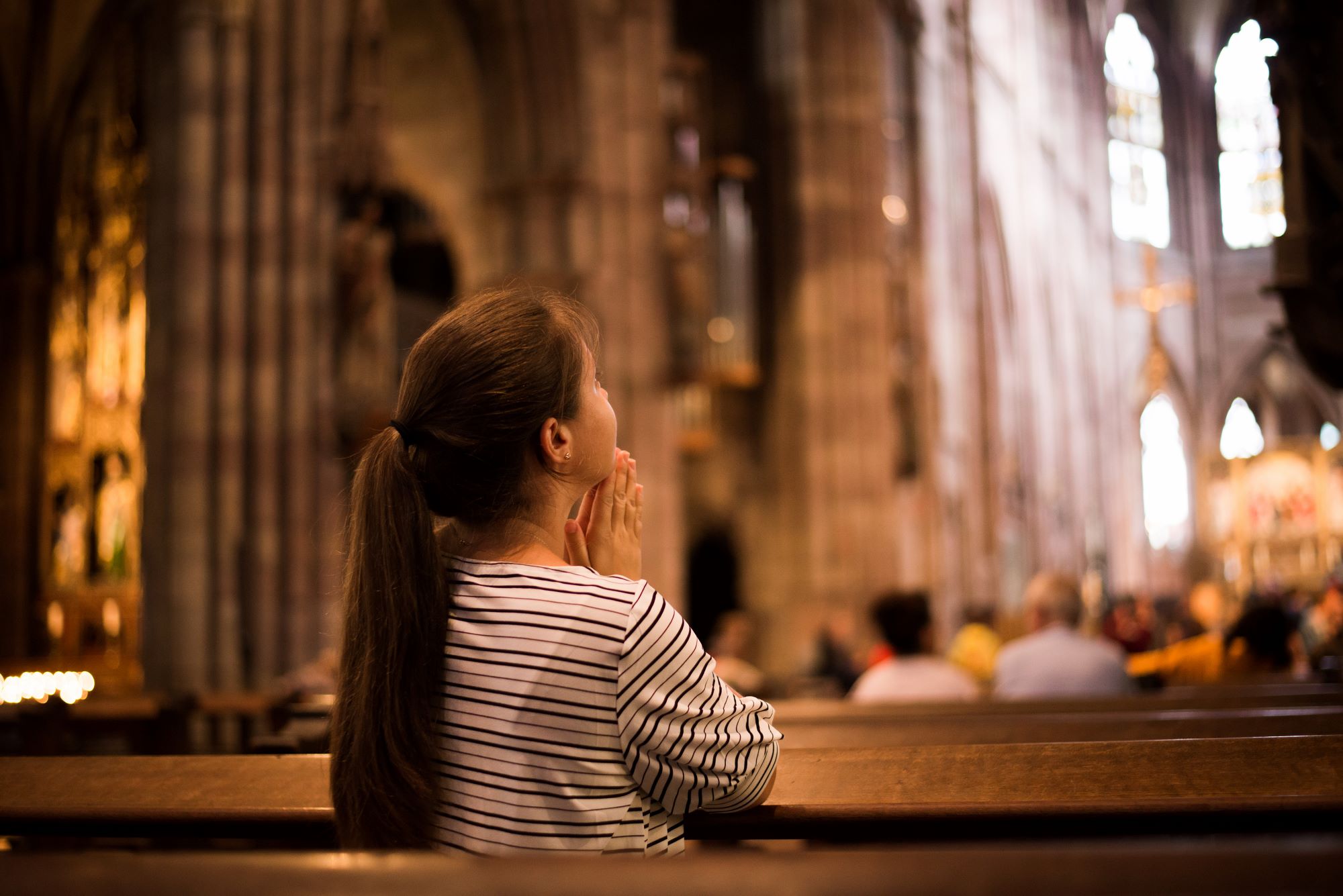 Photo d'une jeune fille priant dans l'église
