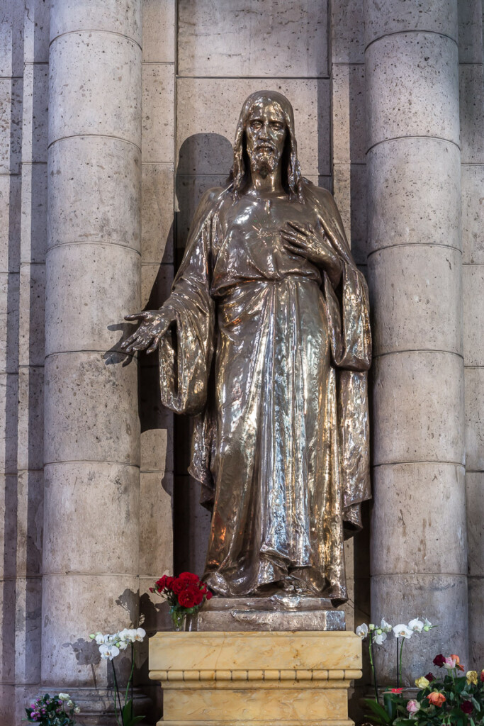 Statue de Jésus avec une main sur le cœur et l'autre appelant à s'approcher de lui