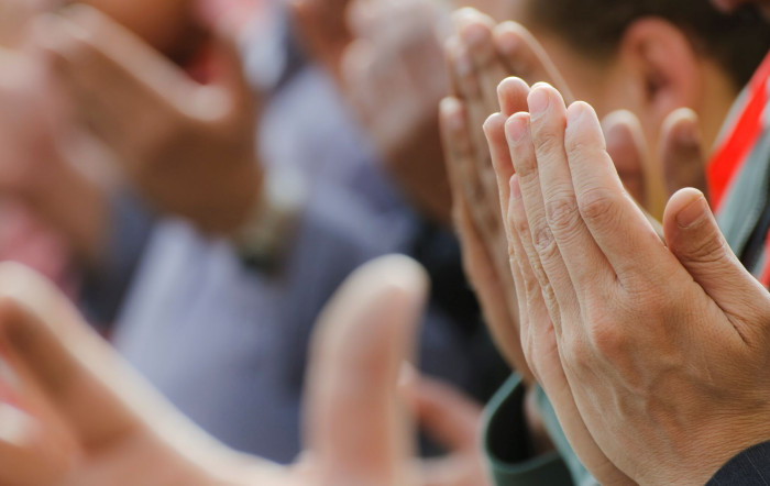 Photo de mains de plusieurs personnes en prières