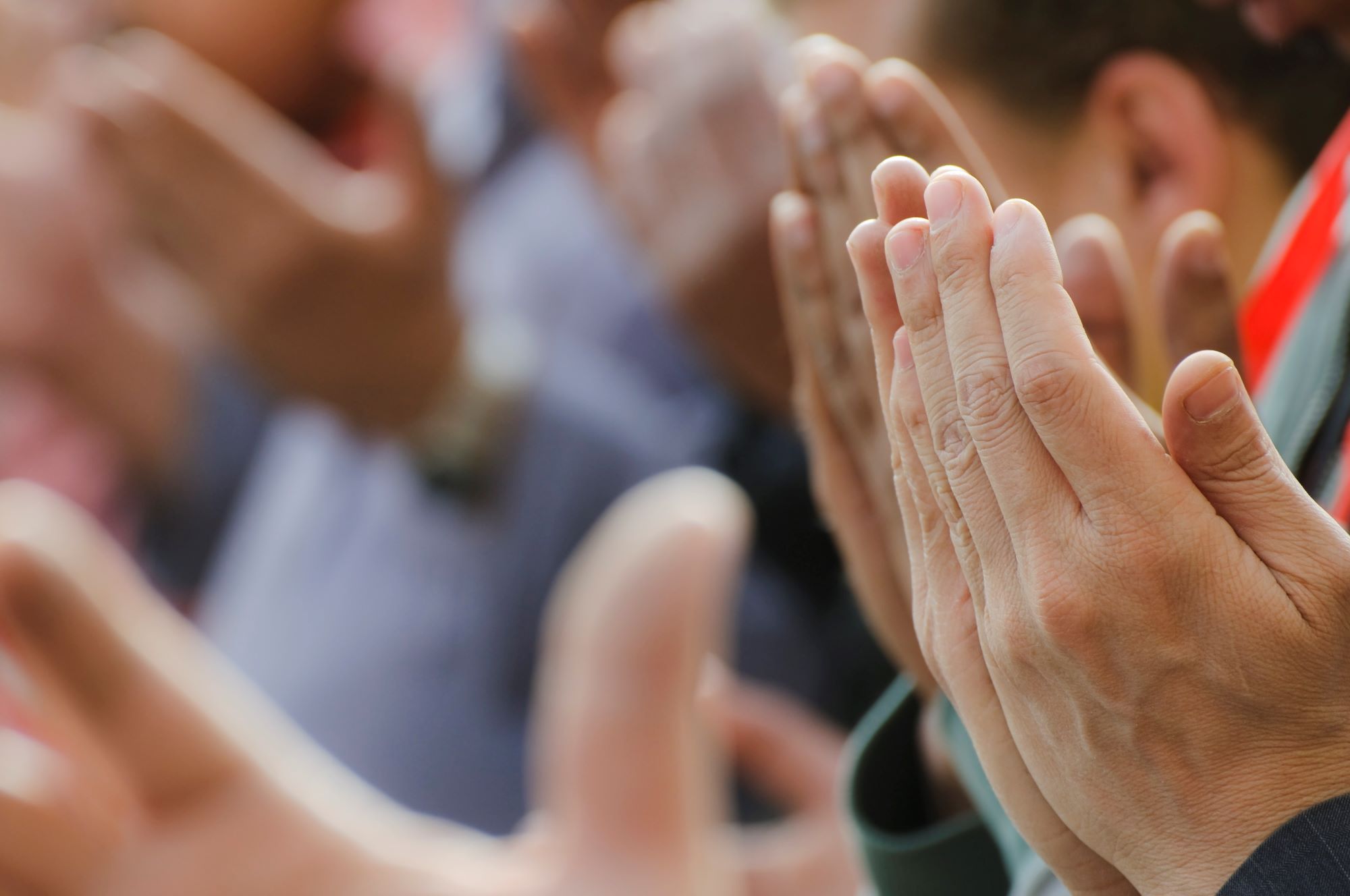 Photo de mains de plusieurs personnes en prières