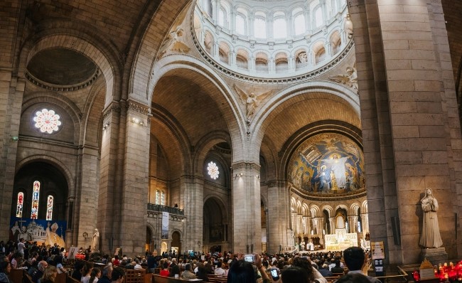 Messe célébrée à la Basilique du Sacré-Cœur sous le dôme éclairé