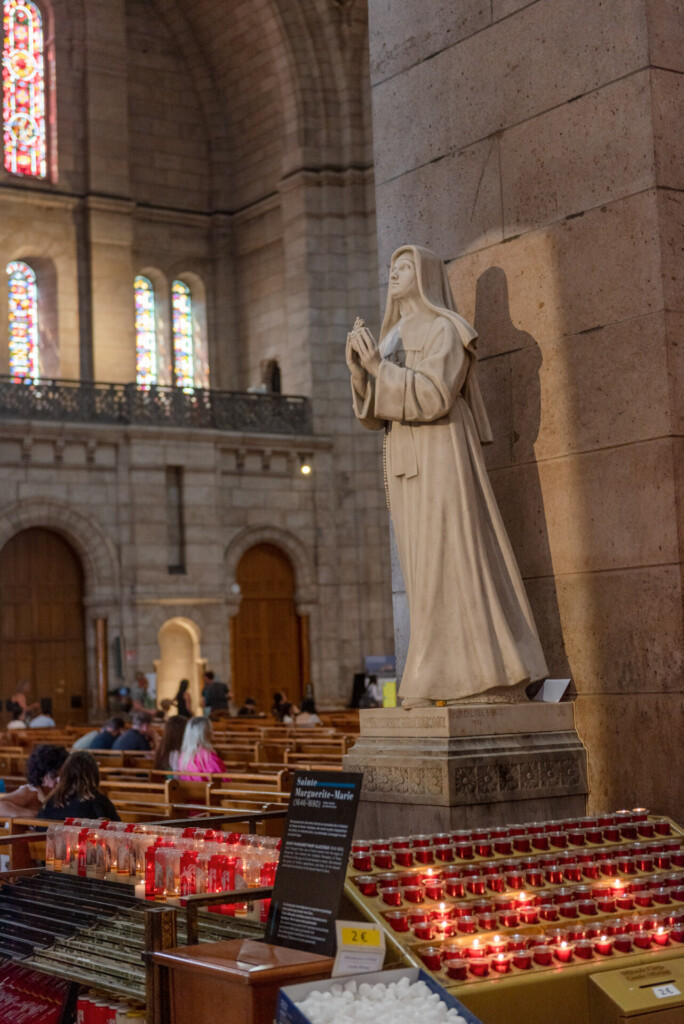 Statues de sainte à l'entrée de la Basilique du Sacré coeur