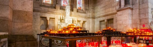 Cierges allumé dans la chapelle de la Sainte vierge de la Basilique du Sacré Coeur