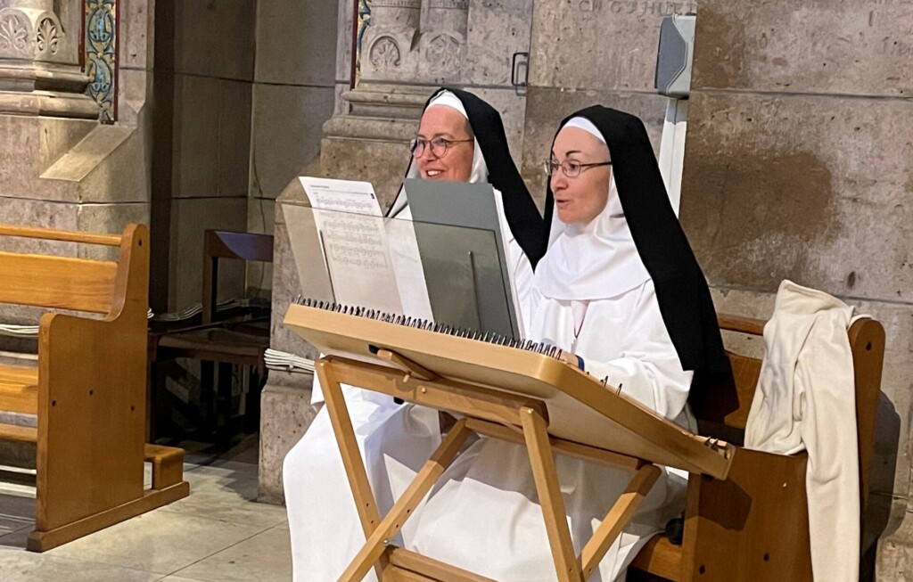 Deux soeur bénédictine animant la louange