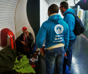 Jeunes auprès des sans-abris dans le métro