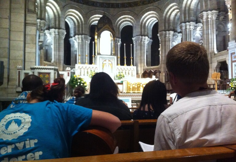 Jeunes de la basilique en prière devant le Saint Sacrement